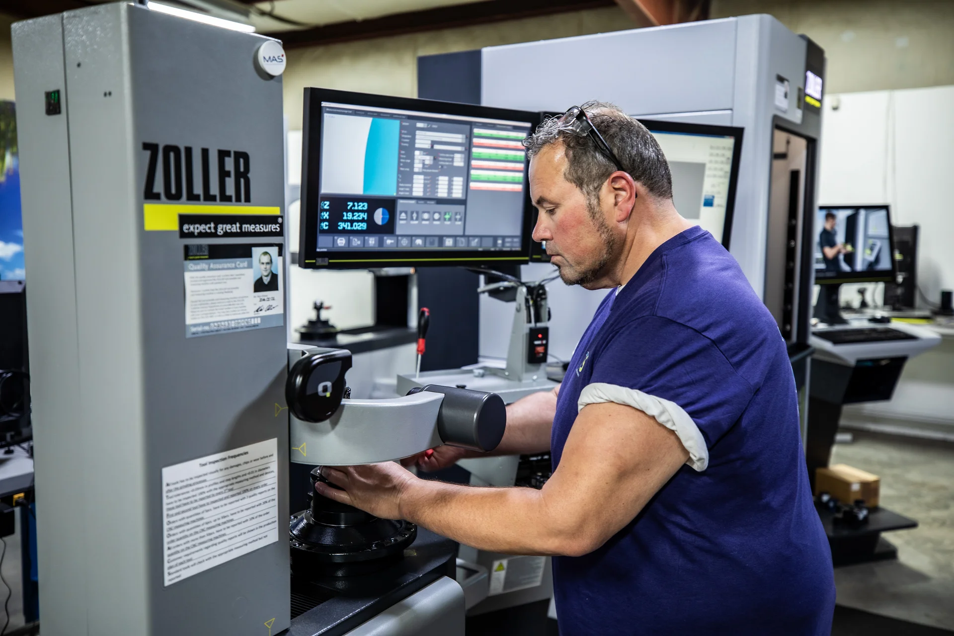man uses ZOLLER tool measuring machine